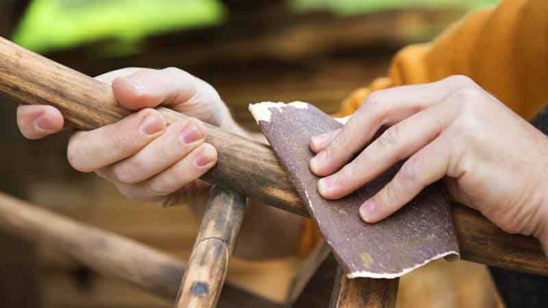  سطح چوب را با سنباده پرداخت کنید