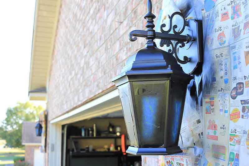 رنگ را از روی لوازم روشنایی بسایید