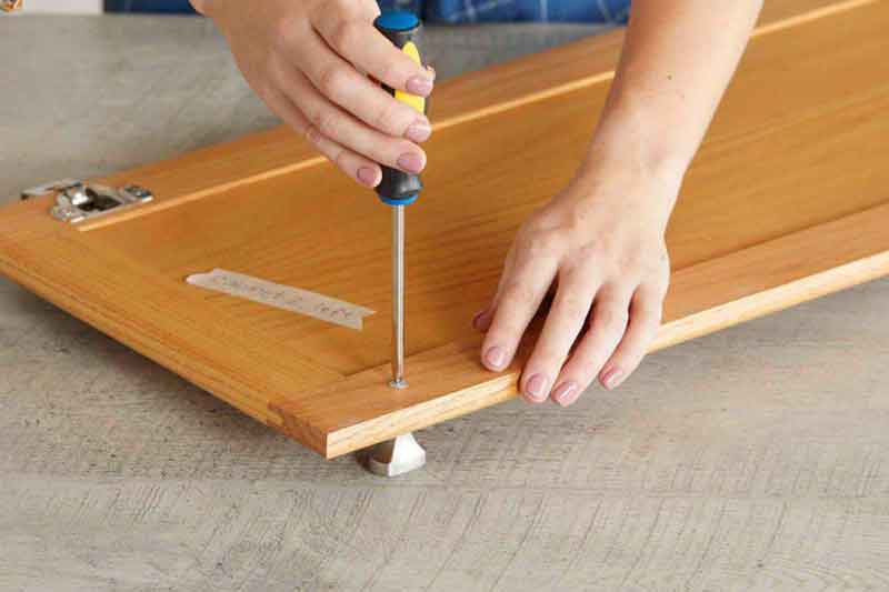 کابینت-ها-را-باز-و-لیبل-بزنید