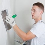 نحوه استفاده از پودر بتونه برای دیوارهایی صاف و بی‌نقص