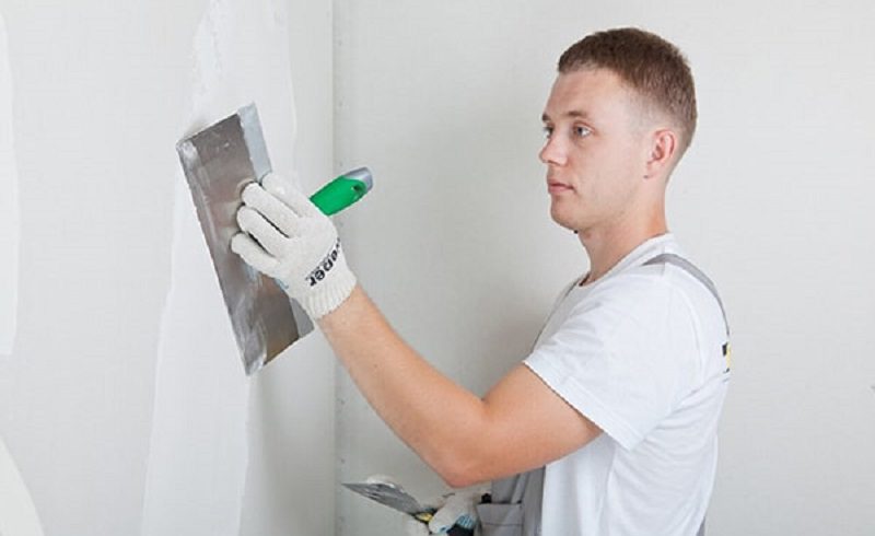 نحوه استفاده از پودر بتونه برای دیوارهایی صاف و بی‌نقص